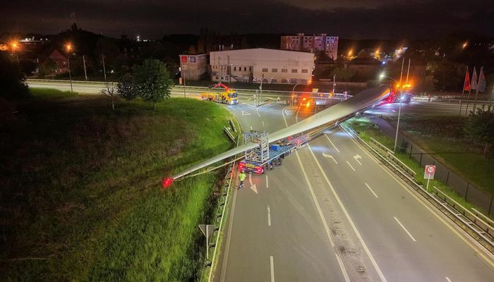 A creative way to cross a roundabout